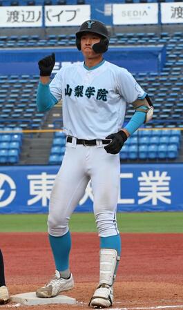 　３回、右前安打を放ちガッツポーズの山梨学院・菰田陽生（撮影・持木克友）