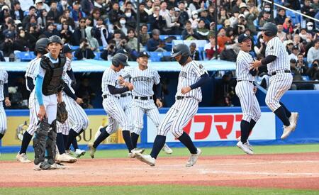 　９回、山梨学院・菰田陽生の暴投で二塁走者の吉田秀成（右から３人目）が生還し逆転サヨナラ勝ちの九州国際大付（撮影・持木克友）