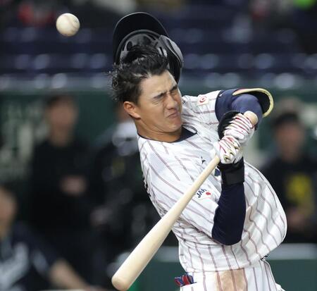 　５回、死球を受ける西川＝１５日