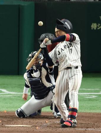 　５回、死球を受ける西川＝１５日