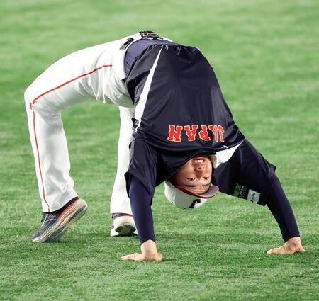 【写真】衝撃死球受けた西川史礁に韓国投手が謝罪　当たった手首確認して互いに友好ムード