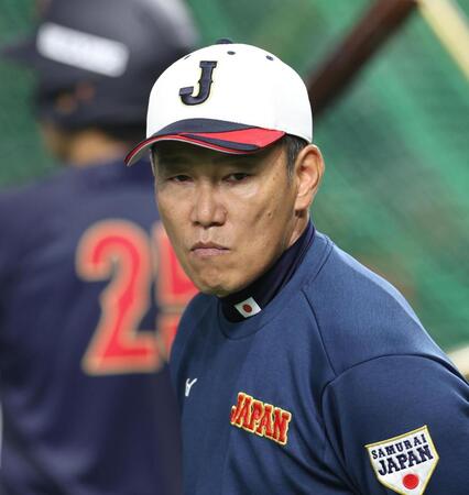 　練習を見つめる井端監督（撮影・佐々木彰尚）