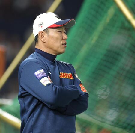 　練習を見守る井端監督（撮影・西岡正）