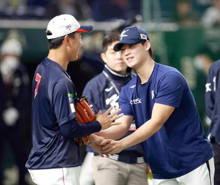 　１５日の試合で死球を与えた西川（左）に謝る李浩成