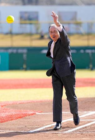 　ファーストピッチセレモニーに登場した王貞治氏