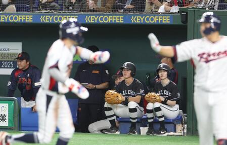 　３回、２点を先制され静まりかえる日本ベンチ（撮影・佐々木彰尚）