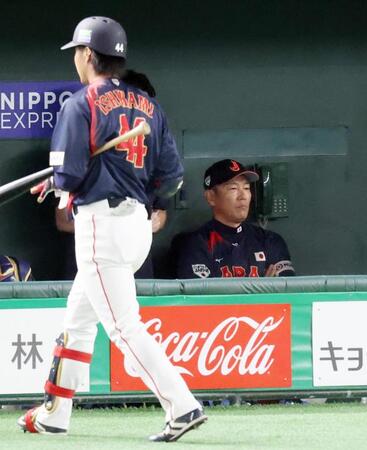 　２回、石上が空振り三振に倒れ厳しい表情の井端監督