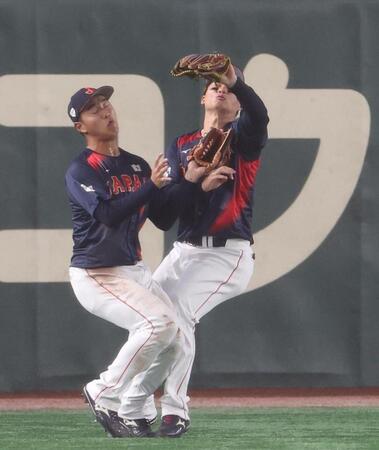 　２回、文保景の飛球を捕る森下（右）。交錯する西川（撮影・佐々木彰尚）