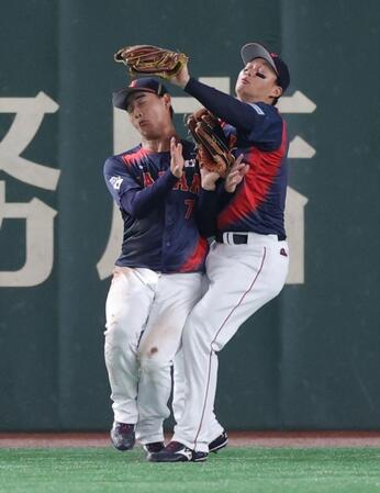 　２回、文保景の中飛を捕球した後、西川（左）とぶつかる森下（右）＝撮影・西岡正