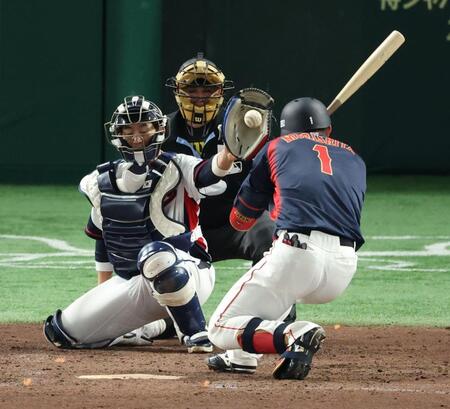 　５回、ボールをよける森下（撮影・金田祐二）