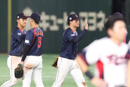 　引き分けでナインとタッチをする森下（撮影・佐々木彰尚）