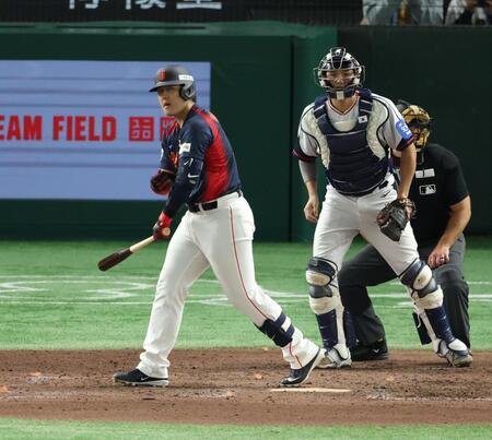 　８回、四球を選ぶ岡本（撮影・金田祐二）