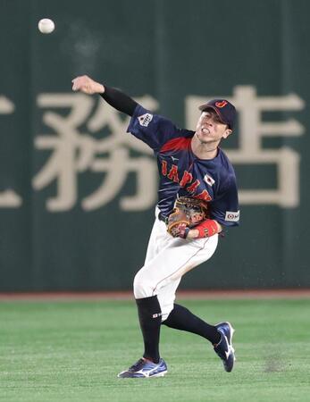 　７回、朴海旻の中前への打球を本塁へ送球する五十幡（撮影・西岡正）