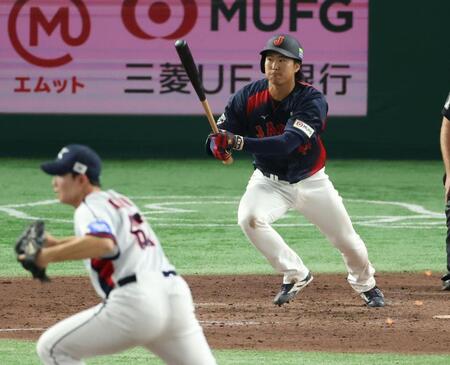 　５回、右前に勝ち越し２点適時打を放つ石上（撮影・金田祐二）