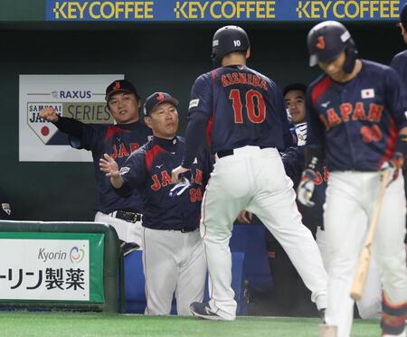 　４回、五十幡の押し出し四球で三走・岸田が生還。出迎える井端監督（撮影・佐々木彰尚）