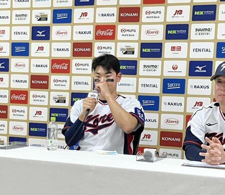 　会見で涙を流す金周元（撮影・田中政行）