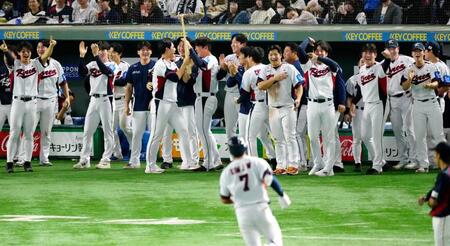 　９回、金周元（手前）の同点ソロを喜ぶ韓国ナイン