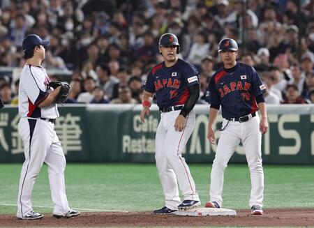 　８回、四球で出塁した代打・岡本（撮影・佐々木彰尚）