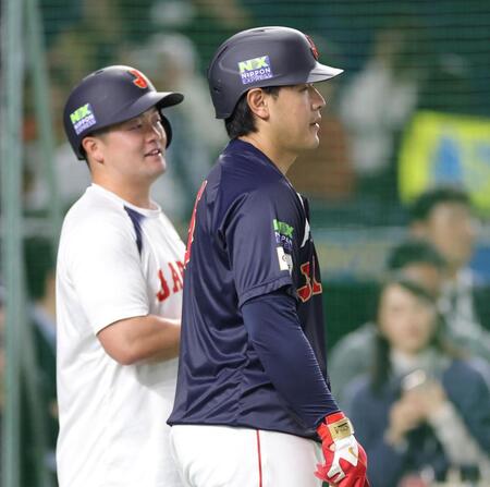 　牧（左）と並んで打撃練習に臨む岡本（撮影・西岡正）