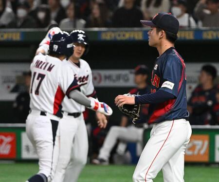 　３回、宋成文に右前へ先制２点適時打を許す金丸（右）