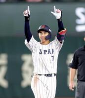 　４回、同点の２点二塁打を放ち、両手を上げる西川