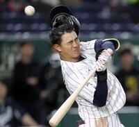 　５回、死球を受ける西川（撮影・西岡正）