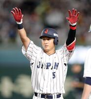 　ベンチへ向かって両手を上げる佐々木（撮影・西岡正）