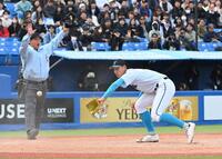 　９回、暴投でベースカバーに入る山梨学院・菰田陽生（撮影・持木克友）