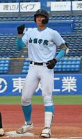 　３回、右前安打を放ちガッツポーズの山梨学院・菰田陽生（撮影・持木克友）