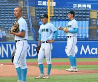 　逆転負けにぼう然とする山梨学院・菰田陽生（右）とナイン（撮影・持木克友）