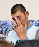 　試合後の会見で涙を浮かべる山梨学院・菰田陽生（撮影・持木克友）