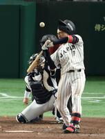 　５回、死球を受ける西川＝１５日