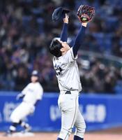 　明大を破りバンザイして喜ぶ立命大・有馬（撮影・園田高夫）