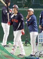 　試合前、井端監督（右）と話す岡本