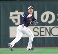 　センターの位置でノックを受ける森下（撮影・西岡正）