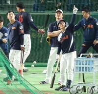 　調整する坂本（撮影・金田祐二）