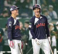 　佐々木（左）と笑顔で話す西川（撮影・西岡正）