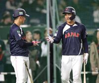 　佐々木（左）とじゃんけんする西川（撮影・西岡正）