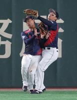 　２回、文保景の中飛を捕球した後、西川（左）とぶつかる森下（右）＝撮影・西岡正