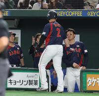 　４回、石上の押し出し四球で三走・牧が生還。出迎えた森下は手をたたかれる（撮影・佐々木彰尚）