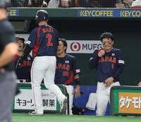 　４回、石上の押し出し四球で三走・牧が生還。出迎える森下は痛がる（撮影・佐々木彰尚）