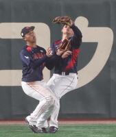 　２回、文保景の飛球を捕る森下（右）。交錯する西川（撮影・佐々木彰尚）