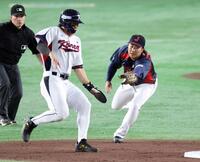 　３回、二盗を決める宋成文。二塁手・石上