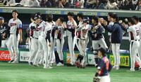 　３回、宋成文の先制２点適時打で盛り上がる韓国ベンチ（撮影・金田祐二）