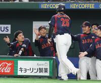 　８回、森下の押し出し四球で三走・岡本が生還。出迎える井端監督（撮影・佐々木彰尚）