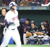 　９回、金周元に同点ソロを浴び、厳しい表情の井端監督（撮影・佐々木彰尚）