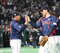 　韓国と引き分け、森下（右）を迎える井端監督（撮影・西岡正）