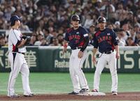 　８回、四球で出塁した代打・岡本（撮影・佐々木彰尚）