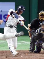 　９回、金周元が右中間に同点ソロを放つ