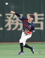 　７回、朴海旻の中前への打球を本塁へ送球する五十幡（撮影・西岡正）